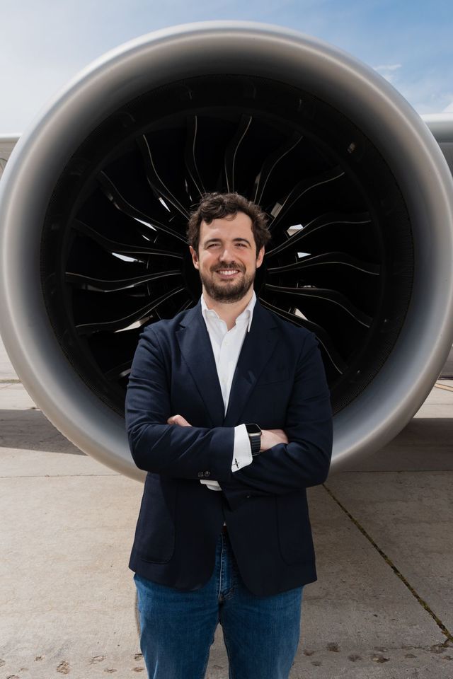 Martín Beitia delante del motor de un avión